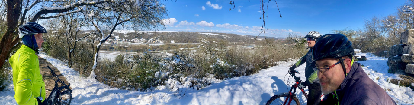 Ausfahrt der Mountainbiker im Schnee